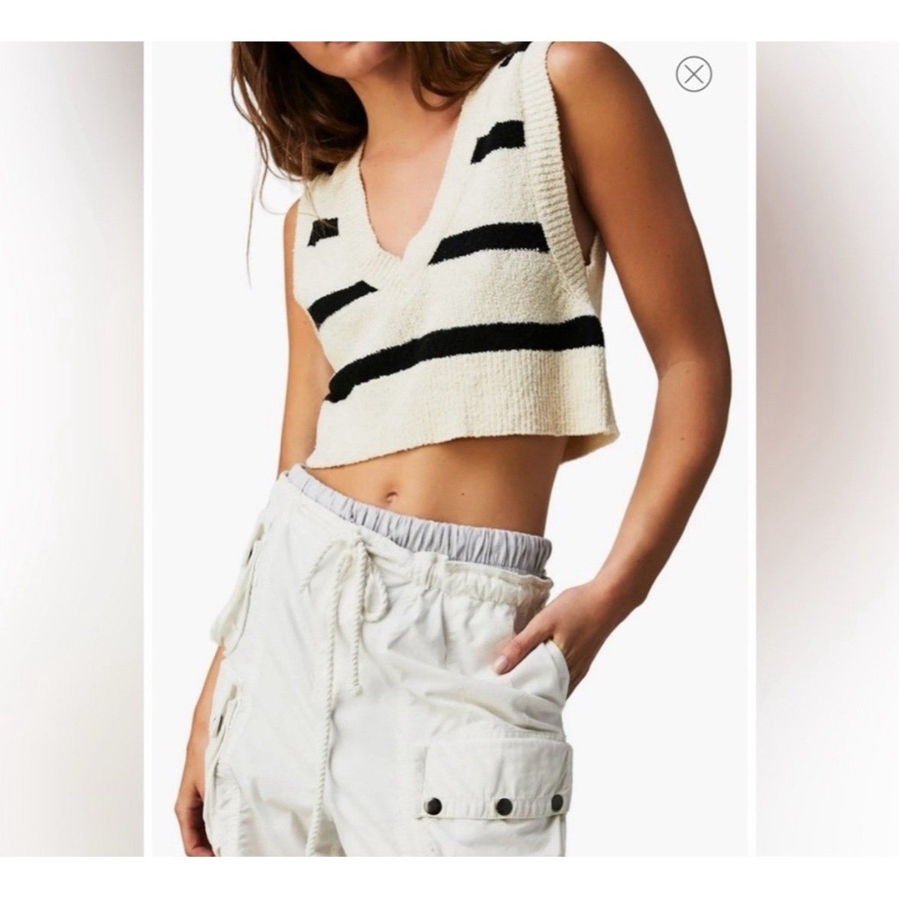 Free People Cream & Black Cropped V-Neck Sweater Tank